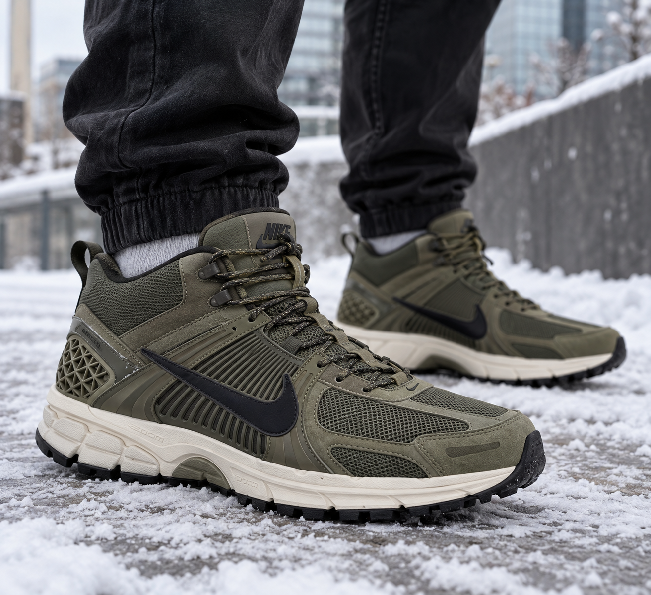 Nike Air Zoom Vomero 5 Mid — крупный план на ноге