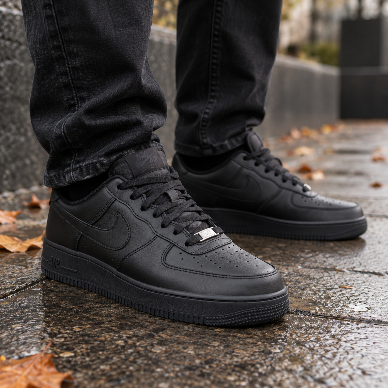 Nike Air Force 1 Low — крупный план на ноге